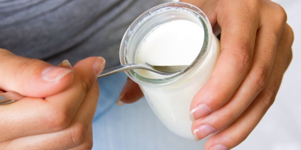Imagem de iogurte natural ou kefir, ilustrando o consumo de leite fermentado como parte de uma dieta equilibrada.